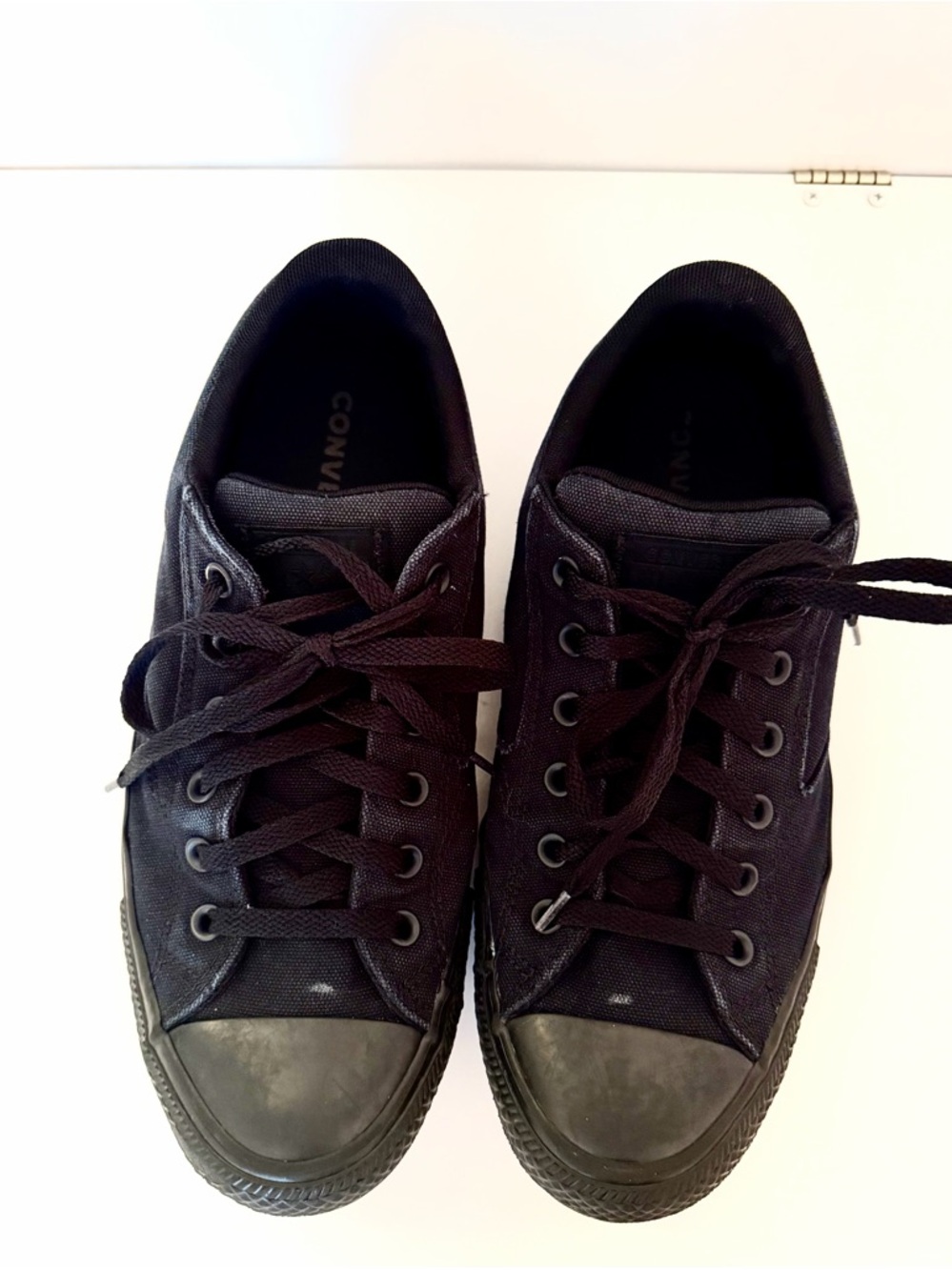 Men’s size 11 Converse shoes Men’s Low-Top Canvas Sneakers in Black